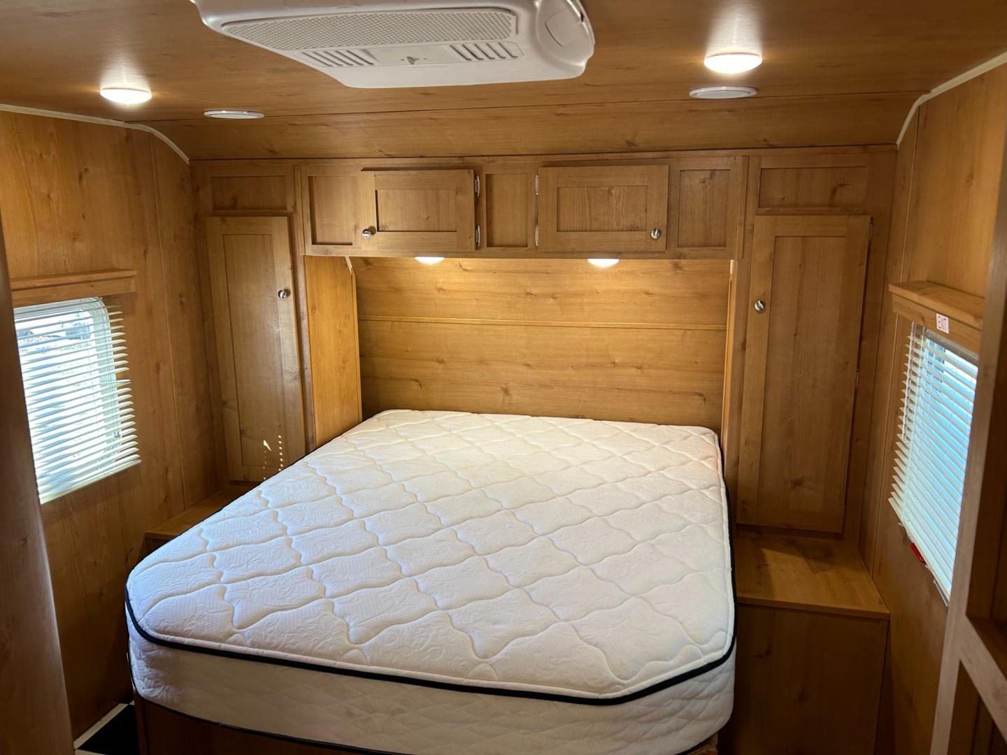 2020 RED /TAN Riverside RV RETRO 199FKS (59CCC3420LL) , located at 17760 Hwy 62, Morris, OK, 74445, 35.609104, -95.877060 - Photo#10